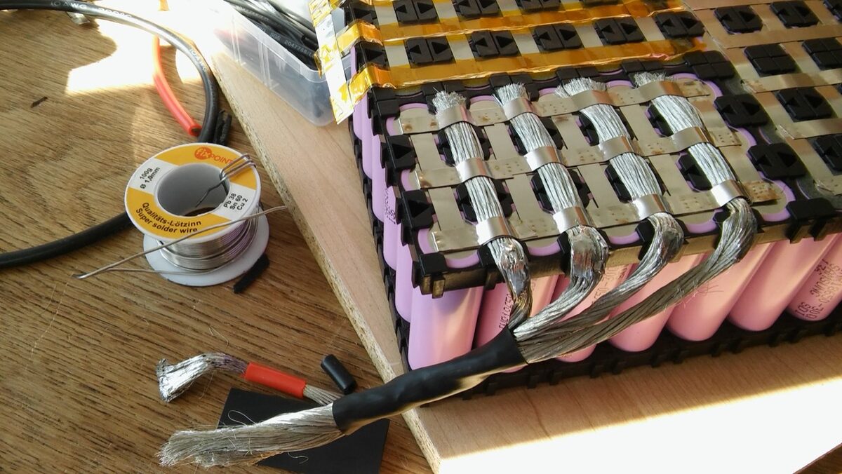 Custom battery pack assembly with nickel strips and 18650 cells